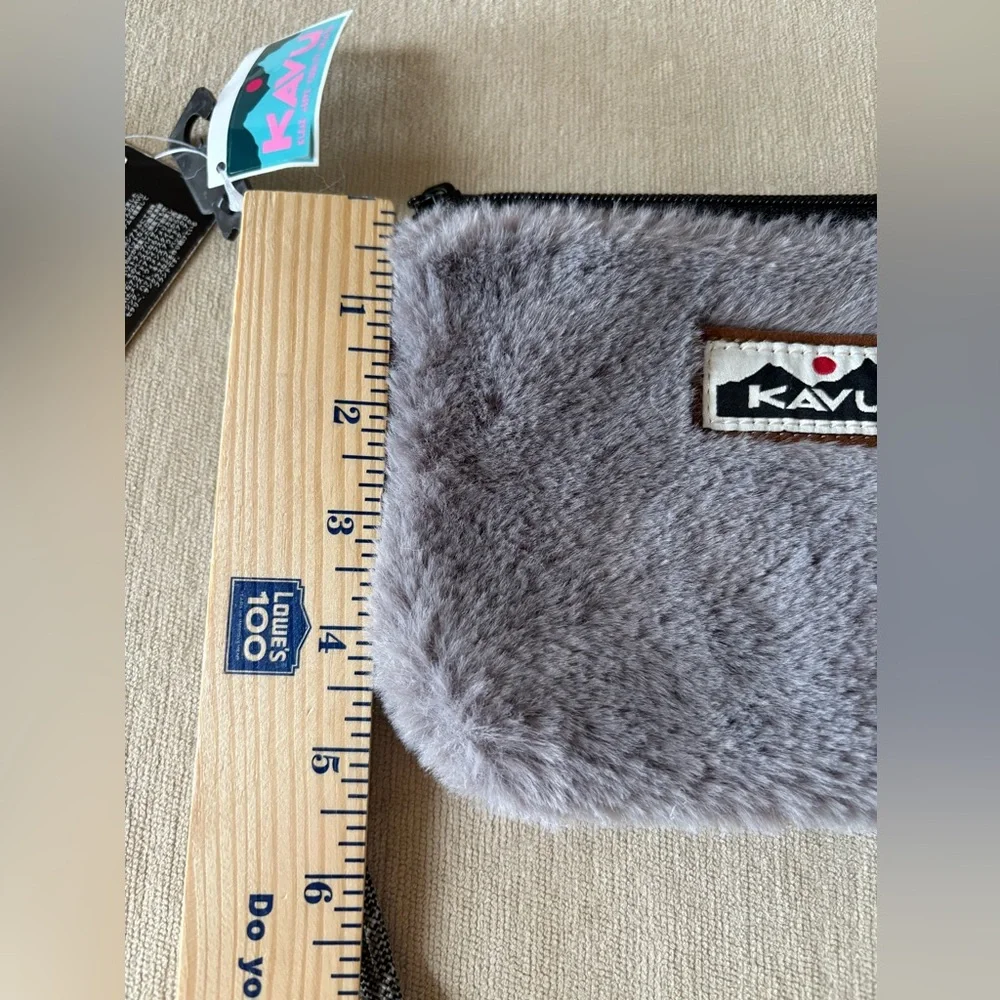 Kavu NWT Gray Faux Fur Plush Fuzzy Soft Zip Wristlet Clutch Handbag Coin Purse